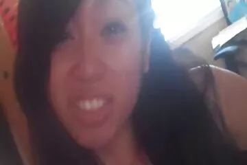 Cô gái tóc nâu trẻ web sex nhật tự phang mình với một chai vodka.