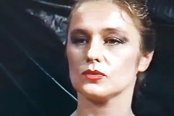 Cô gái tóc trang sex nhật vàng gầy gò đã cho hai chàng trai vào tất cả các lỗ.