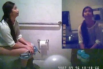 Shorty ngồi trên một con phim nhật bản java gà trống to và béo.