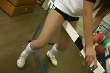 Cô gái trẻ người Nga đụ mình bằng một chai trang web sex nhật bản rượu sâm banh.