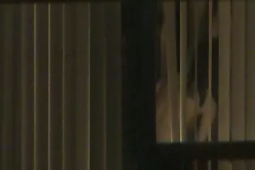 Vận động viên thể hình tóc vua sex nhat ban nâu đầy đặn ngồi xuống một thành viên nhân tạo.