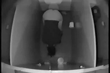 Một cặp vợ chồng trưởng thành quyến rũ một cô gái trẻ tóc vàng để quan hệ sex bua nhat ban tình dục.