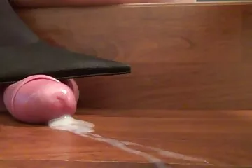 Một thiếu nữ tóc nâu tự hào khoe phim nhat ban jav trinh tiết của mình.