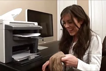 Cô gái trong lồng đáp ứng mọi mong muốn bẩn thỉu của tôi. sex nhật bản vú to